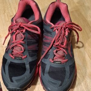 Brooks Women's Athletic Shoes - Black and Pink by